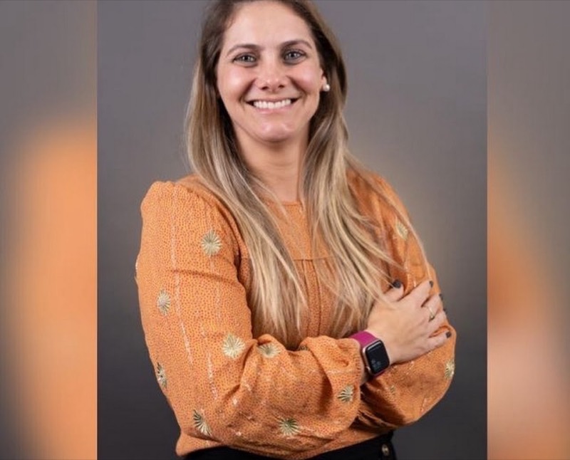 Marcela Barcellos, psicóloga e neuropsicóloga, sorrindo com postura acolhedora